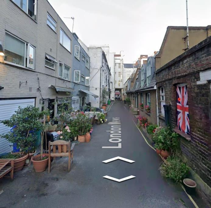 Prime Location Mews!
